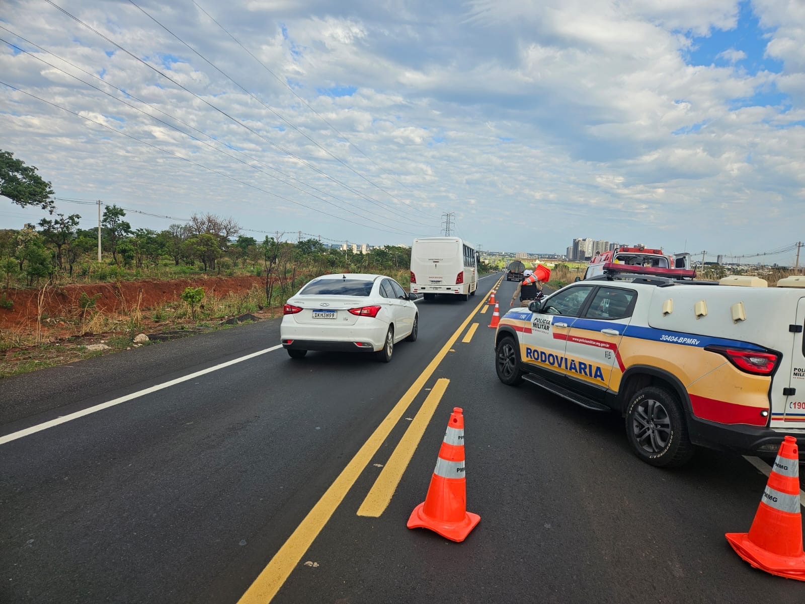 Motociclista fica ferido após bater contra carro na LMG-503, em Uberlândia