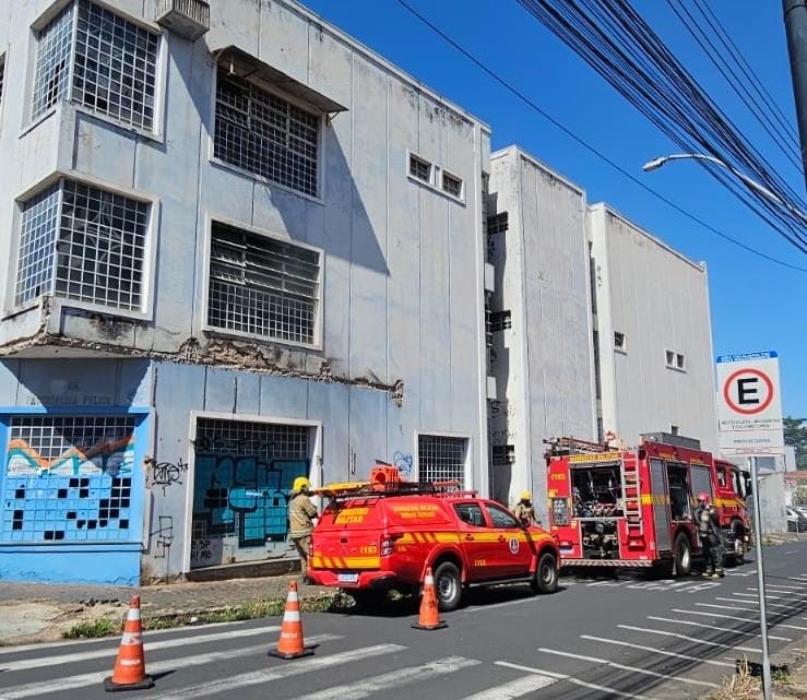 Incêndio em imóvel comercial desativado mobiliza bombeiros no Centro de Uberlândia