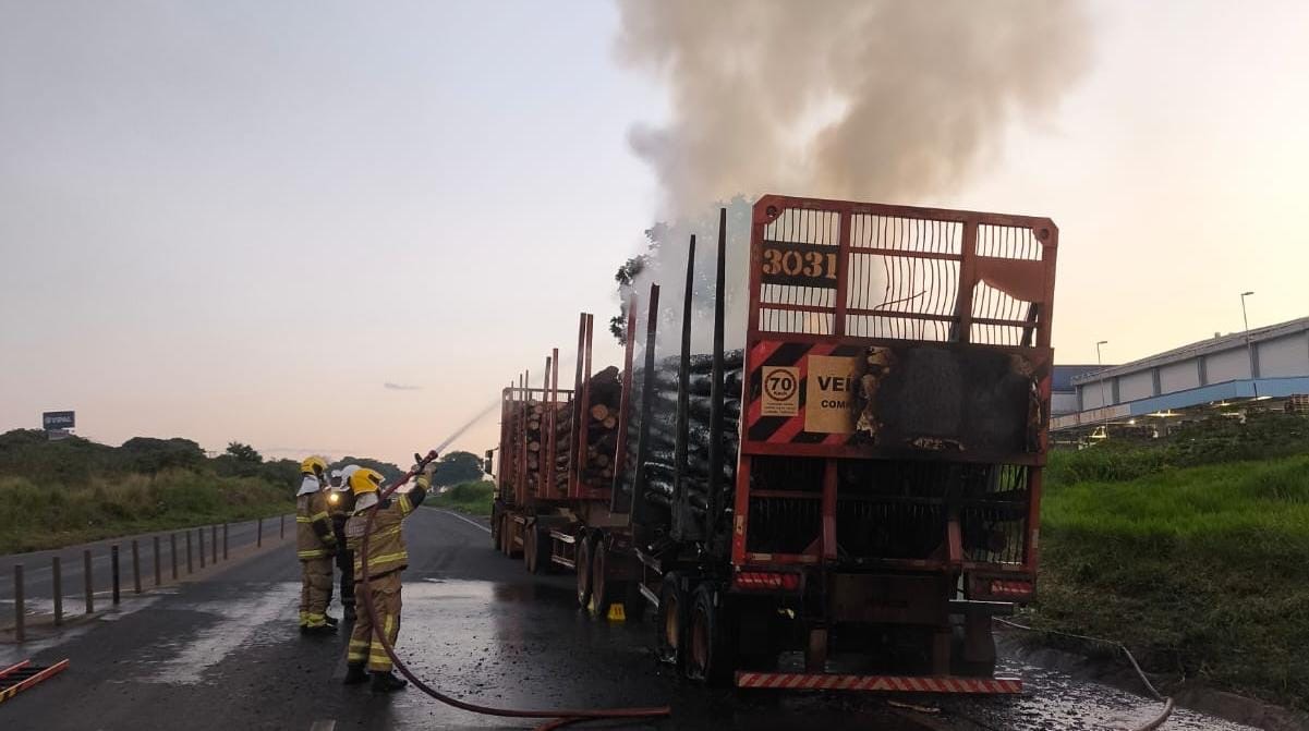 Incêndio em caminhão carregado de madeira interdita trecho da LMG-749 em Uberlândia